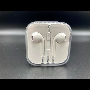 Apple EarPods with 3.mm Headphone Jack NWOT